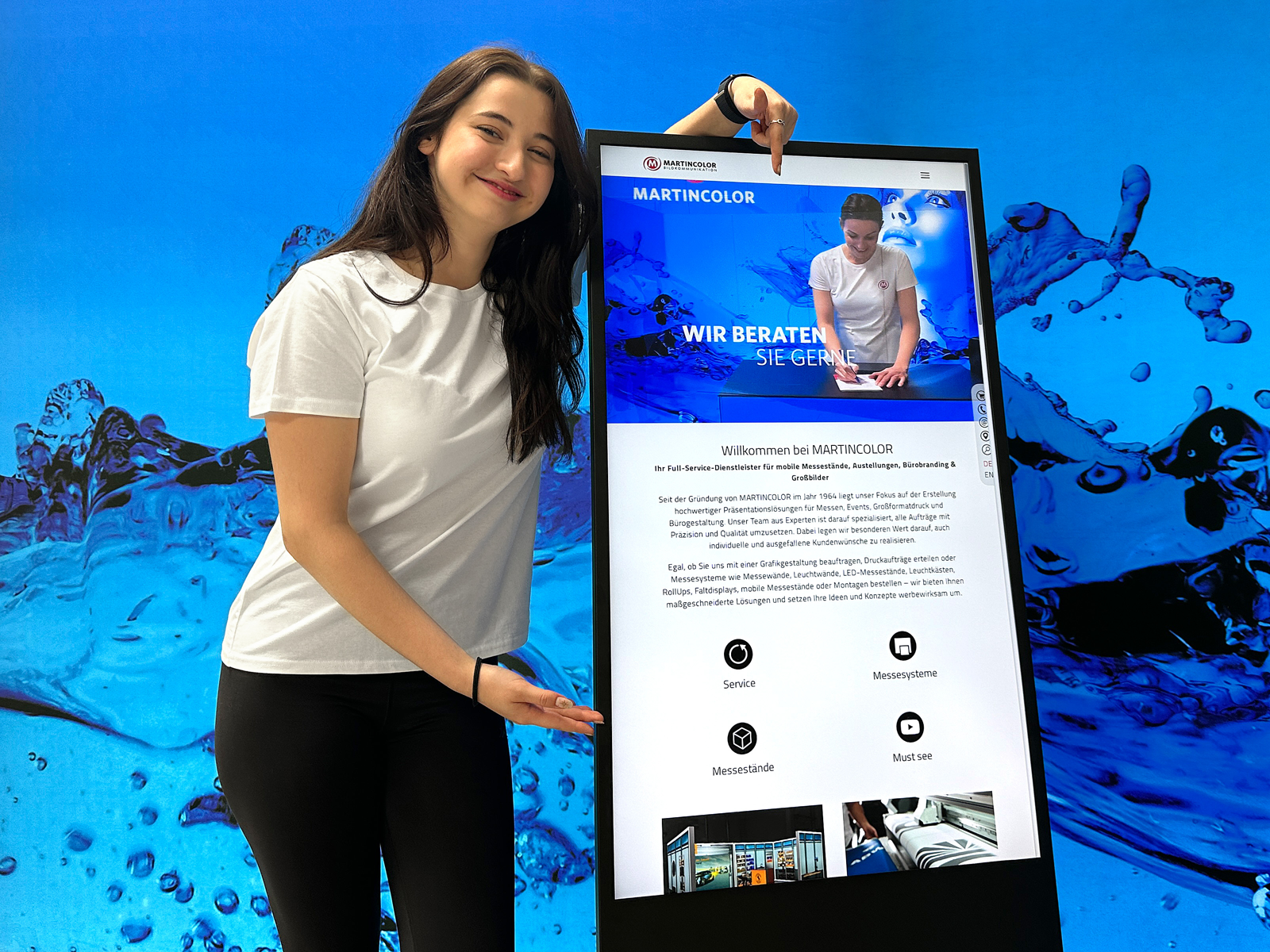 Guaranteed to attract attention with digital customer stoppers Guaranteed to attract attention with digital customer stoppers